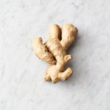 Den Ingwer schälen und mit dem Zitronengras und dem Großteil des Korianders, samt Stielen, fein hacken.