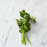 Ein paar schöne Korianderblätter in eine Schüssel mit kaltem Wasser legen.