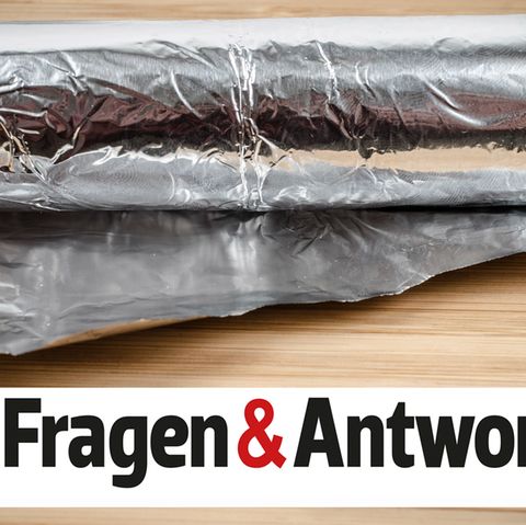 Eine Rolle Alufolie liegt auf einem Tisch