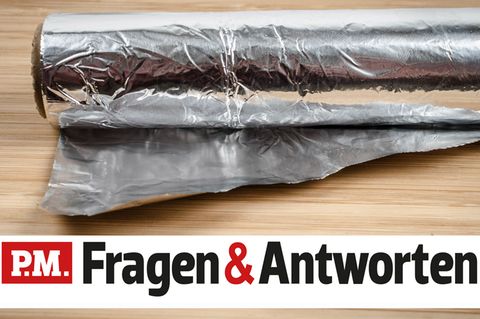 Eine Rolle Alufolie liegt auf einem Tisch