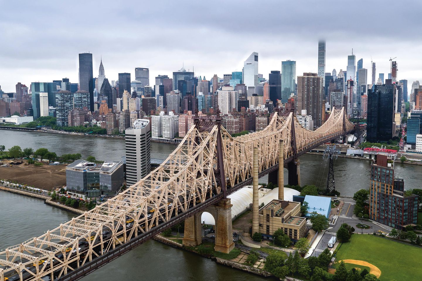 Die Queensboro Bridge war die erste Straßenverbindung zwischen Manhattan und Queens und damit Auslöser der rasanten Modernisierung des Stadtteils.