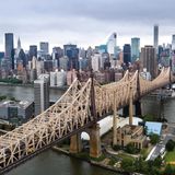 Die Queensboro Bridge war die erste Straßenverbindung zwischen Manhattan und Queens und damit Auslöser der rasanten Modernisierung des Stadtteils.