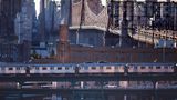 Von der Queensboro Plaza Station aus gesehen scheint die zweistöckige Queensboro Bridge nur über das Häusermeer zu reichen, dabei überspannt sie auch den East River.