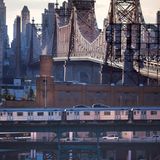 Von der Queensboro Plaza Station aus gesehen scheint die zweistöckige Queensboro Bridge nur über das Häusermeer zu reichen, dabei überspannt sie auch den East River.