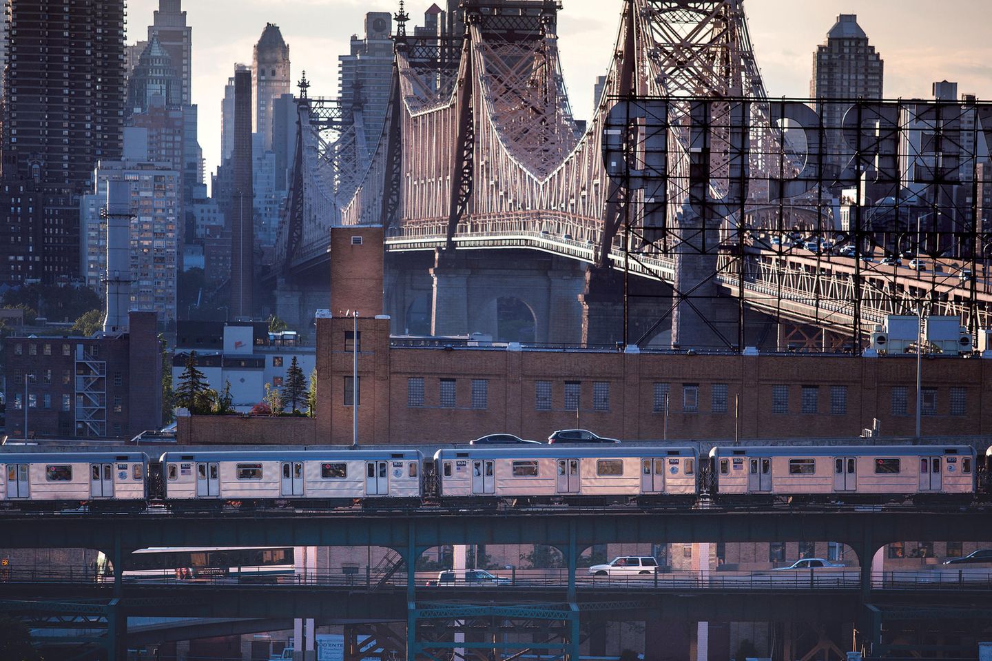 Von der Queensboro Plaza Station aus gesehen scheint die zweistöckige Queensboro Bridge nur über das Häusermeer zu reichen, dabei überspannt sie auch den East River.