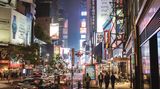 Auf dem Times Square bringen nachts Leuchtreklamen ihre Werbebotschaften unters Volk.