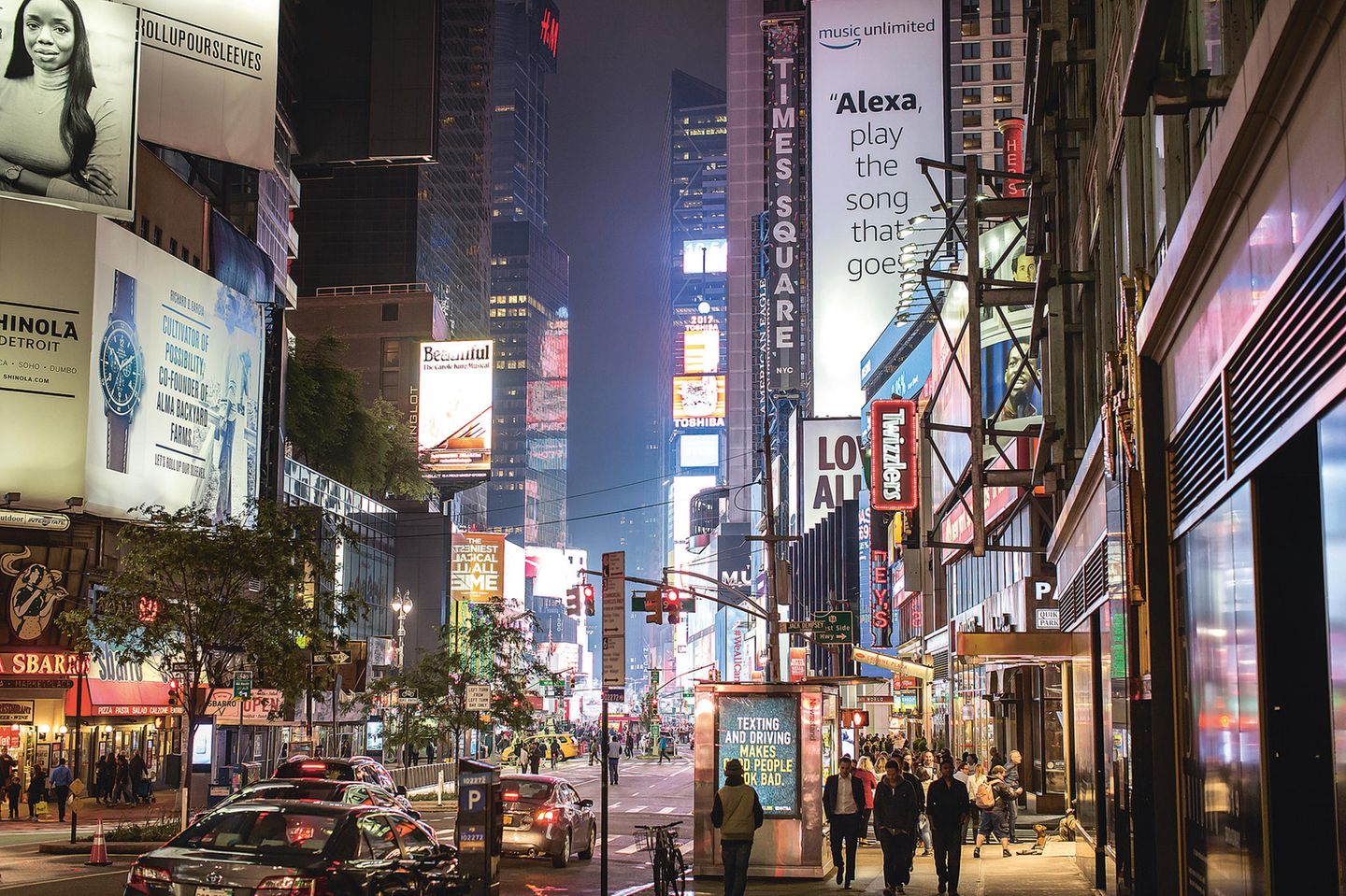 Auf dem Times Square bringen nachts Leuchtreklamen ihre Werbebotschaften unters Volk.