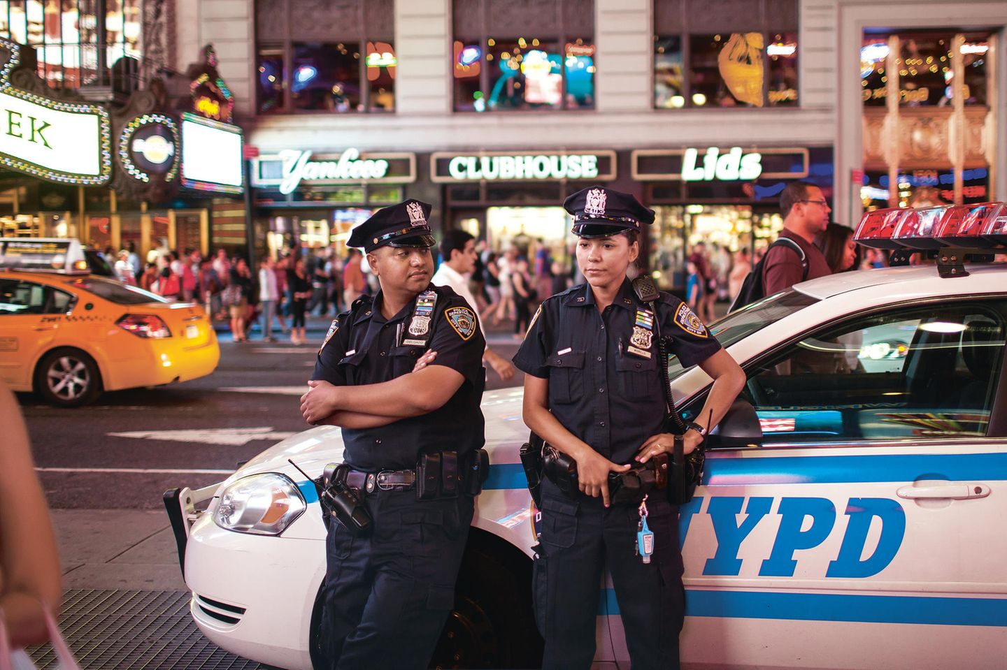 Das New York Police Department unterhält 76 Reviere, verteilt über die fünf Stadtbezirke, auch am Times Square.