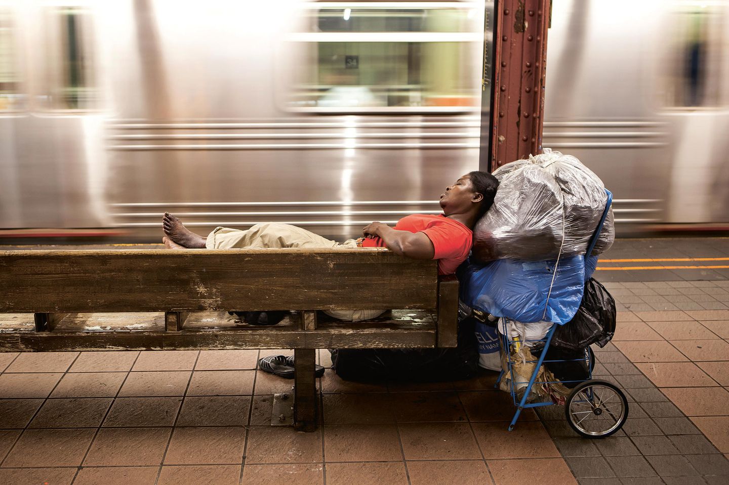 Rasender Stillstand: Zeit ist sehr relativ am Linie-7-Bahnhof Times Square/42nd Street - den Pendlern und Bahnfahrern fehlt sie oft, die Obdachlosen haben zu viel davon.