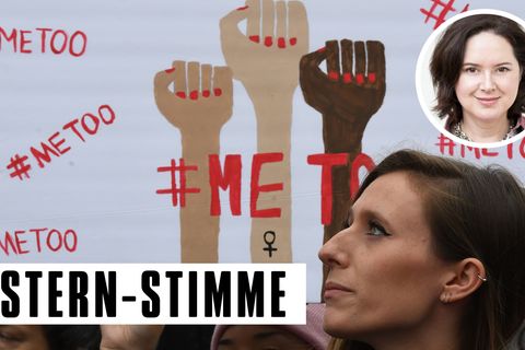 Frauen halten bei einer Demo ein Plakat mit Frauenfäusten und metoo-Hashtag der Sexismusdebatte hoch