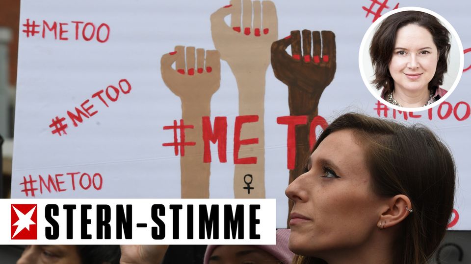 Frauen halten bei einer Demo ein Plakat mit Frauenfäusten und metoo-Hashtag der Sexismusdebatte hoch