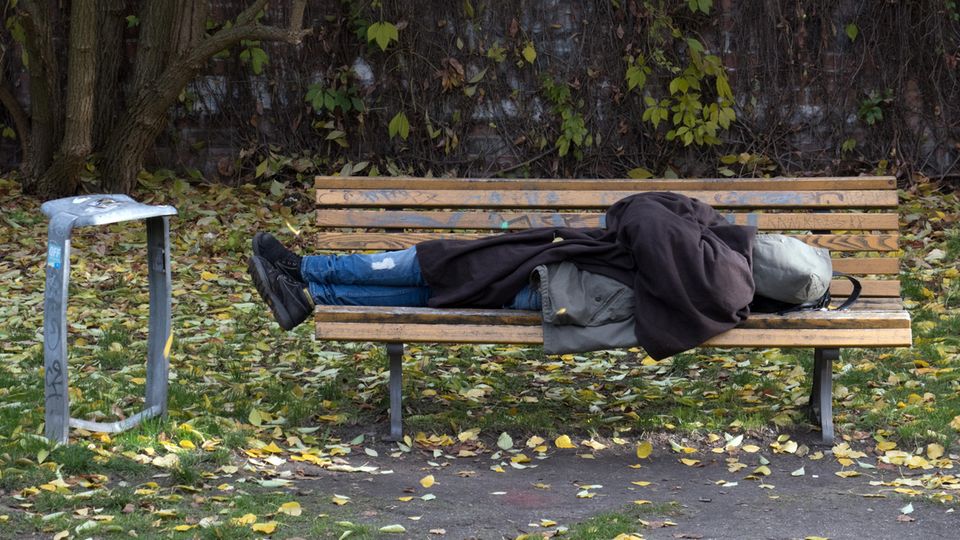 Steigende Wohnungslosigkeit: Ein Obdachloser in Berlin schläft auf einer Parkbank