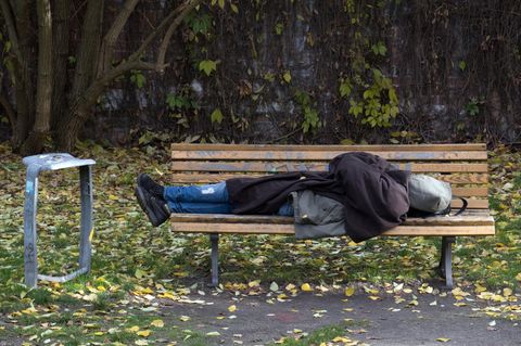 Steigende Wohnungslosigkeit: Ein Obdachloser in Berlin schläft auf einer Parkbank
