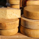 Frieren Sie niemals Milch ein. In der Tiefkühltruhe verändert diese ihre Konsistenz und flockt aus. Auch Käse sollten Sie nicht ins Gerfrierfach geben, Milchprodukte verändern immer ihre Konsistenz. 