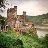 Kulturlandschaft Oberes Mittelrheintal  Auf dem 67 Kilometer langen Rheinabschnitt zwischen Bingen und Koblenz fließt der Strom durch das Rheinische Schiefergebirge. An den steilen Hängen gedeihen seit Jahrhunderten Reben, auf den Felsvorsprüngen stehen Burgen wie die Burg Rheinstein auf dem Foto. Nicht weit davon soll sich die Loreley-Sage zugetragen haben - Rheinromatik pur.  Infos: welterbe-mittelrhein.de