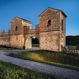 Grenzanlagen des Römischen Reichs  Römische Relikte markieren das längste archäologische Bodendenkmal Europas: Der Limes steht für die 550 Kilometer lange Grenzbefestigung des römischen Reiches vom Rhein bis zur Donau. Im Bild das Ostkastell in Welzheim.  Infos: www.unesco.de/kultur/welterbe/welterbestaetten/welterbe-deutschland/limes.html