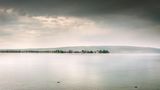 Klosterinsel Reichenau  Die größte Insel auf dem Bodensee heißt Reichenau. Auf dem rechten Teil der Landspitze kann man Sankt Peter und Paul erkennen. Das Benediktinerkloster gehört seit dem Jahr 2000 zur Welterbeliste, weil die Gebäude ein "herausragendes Zeugnis von der religiösen und kulturellen Rolle eines großen Klosters im Mittelalter darstellen", so die Begründung.  Infos: www.reichenau-tourismus.de