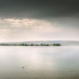 Klosterinsel Reichenau  Die größte Insel auf dem Bodensee heißt Reichenau. Auf dem rechten Teil der Landspitze kann man Sankt Peter und Paul erkennen. Das Benediktinerkloster gehört seit dem Jahr 2000 zur Welterbeliste, weil die Gebäude ein "herausragendes Zeugnis von der religiösen und kulturellen Rolle eines großen Klosters im Mittelalter darstellen", so die Begründung.  Infos: www.reichenau-tourismus.de