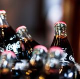 Getränke mit Kohlensäure werden Sie nur einmal einfrieren. Denn das Gas breitet sich beim Einfrieren aus und führt dazu, dass die Flasche oder Dose explodieren wird. 