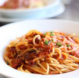 Frieren Sie gekochte Pasta mit Sauce niemals ein, sie werden matschig, weich und ungenießbar. Führt kein Weg daran vorbei, frieren Sie die Sauce einzeln ein, die Pasta könnten Sie gegebenenfalls al dente einfrieren.