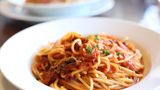 Frieren Sie gekochte Pasta mit Sauce niemals ein, sie werden matschig, weich und ungenießbar. Führt kein Weg daran vorbei, frieren Sie die Sauce einzeln ein, die Pasta könnten Sie gegebenenfalls al dente einfrieren.