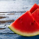 Lebensmittel, die viel Wasser enthalten wie beispielsweise Wassermelone, Gurken, Kartoffeln oder Äpfel sollten Sie nicht einfrieren. Das enthaltene Wasser wird zu Eis, tauen Sie das Obst oder Gemüse dann wieder auf, sind die Produkte matschig und unansehnlich. 