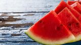 Lebensmittel, die viel Wasser enthalten wie beispielsweise Wassermelone, Gurken, Kartoffeln oder Äpfel sollten Sie nicht einfrieren. Das enthaltene Wasser wird zu Eis, tauen Sie das Obst oder Gemüse dann wieder auf, sind die Produkte matschig und unansehnlich. 