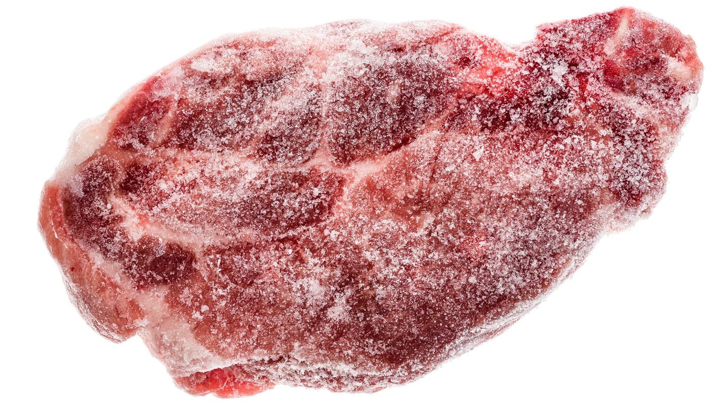 Frieren Sie einmal aufgetautes Fleisch nicht noch einmal ein. Die Wahrscheinlichkeit ist hoch, dass sich Bakterien oder Keime am Fleisch gebildet haben. Tauen Sie Fleisch nur auf, wenn Sie es direkt verzehren.