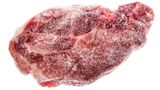 Frieren Sie einmal aufgetautes Fleisch nicht noch einmal ein. Die Wahrscheinlichkeit ist hoch, dass sich Bakterien oder Keime am Fleisch gebildet haben. Tauen Sie Fleisch nur auf, wenn Sie es direkt verzehren.