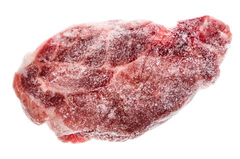 Frieren Sie einmal aufgetautes Fleisch nicht noch einmal ein. Die Wahrscheinlichkeit ist hoch, dass sich Bakterien oder Keime am Fleisch gebildet haben. Tauen Sie Fleisch nur auf, wenn Sie es direkt verzehren.