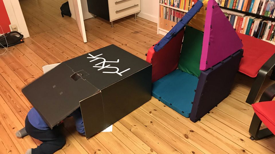 "Tukluk" im Test: Wer braucht schon ein Tukluk-Häuschen, wenn er mit dem Karton spielen kann, in dem die Dinger verpackt waren? Wer braucht schon ein Tukluk-Häuschen, wenn er mit dem Karton spielen kann, in dem die Dinger verpackt waren?
