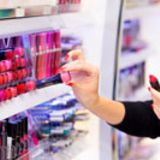 Frau kauft Beauty Lippenstift