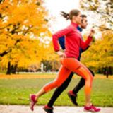 Mann und Frau joggen