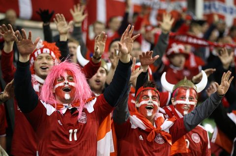 Dänemarks Fans feiern - sie können zur Fußball-WM nach Russland fahren