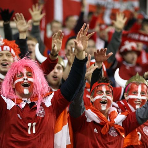 Dänemarks Fans feiern - sie können zur Fußball-WM nach Russland fahren