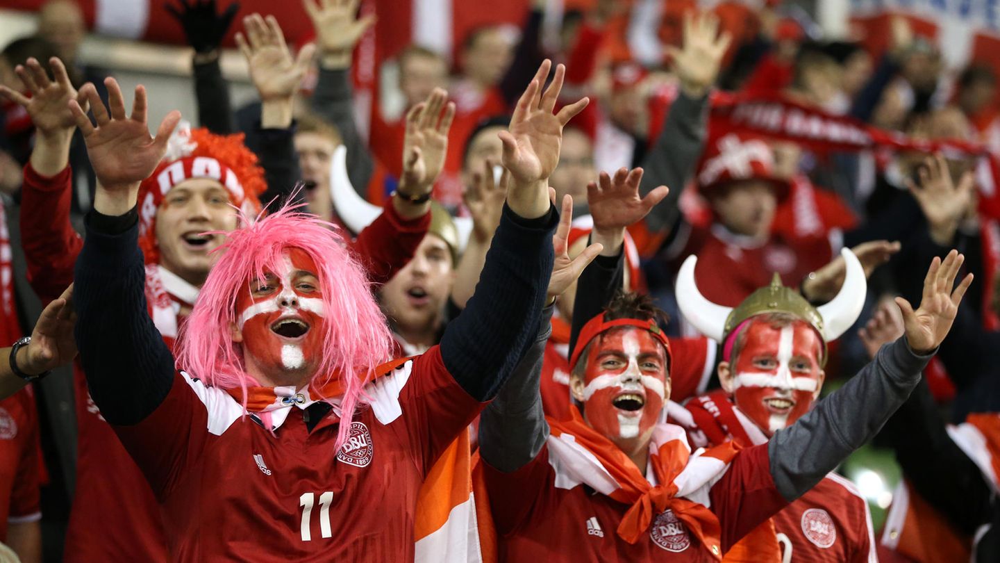 Dänemarks Fans feiern - sie können zur Fußball-WM nach Russland fahren