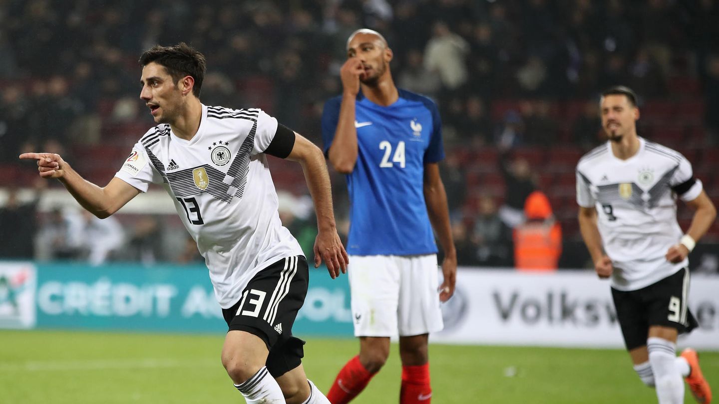 Lars Stindl dreht ab, nachdem er das 2:2 gegen Frankreich erzielt hat
