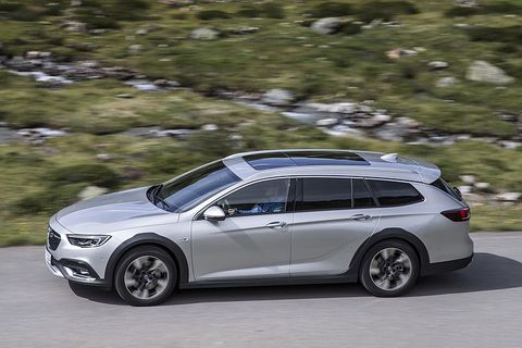 Der Opel Insignia Country Tourer hat 25 Millimeter mehr Bodenfreiheit als der Sports Tourer
