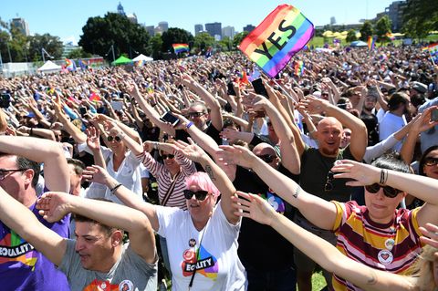 Menschen in Sydney jubeln über das Wahlergebnis in Australien