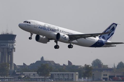 Ein Flugzeug des Herstellers Airbus vom Typ A320neo startet vom Flughafen Toulouse-Blagnac in Frankreich