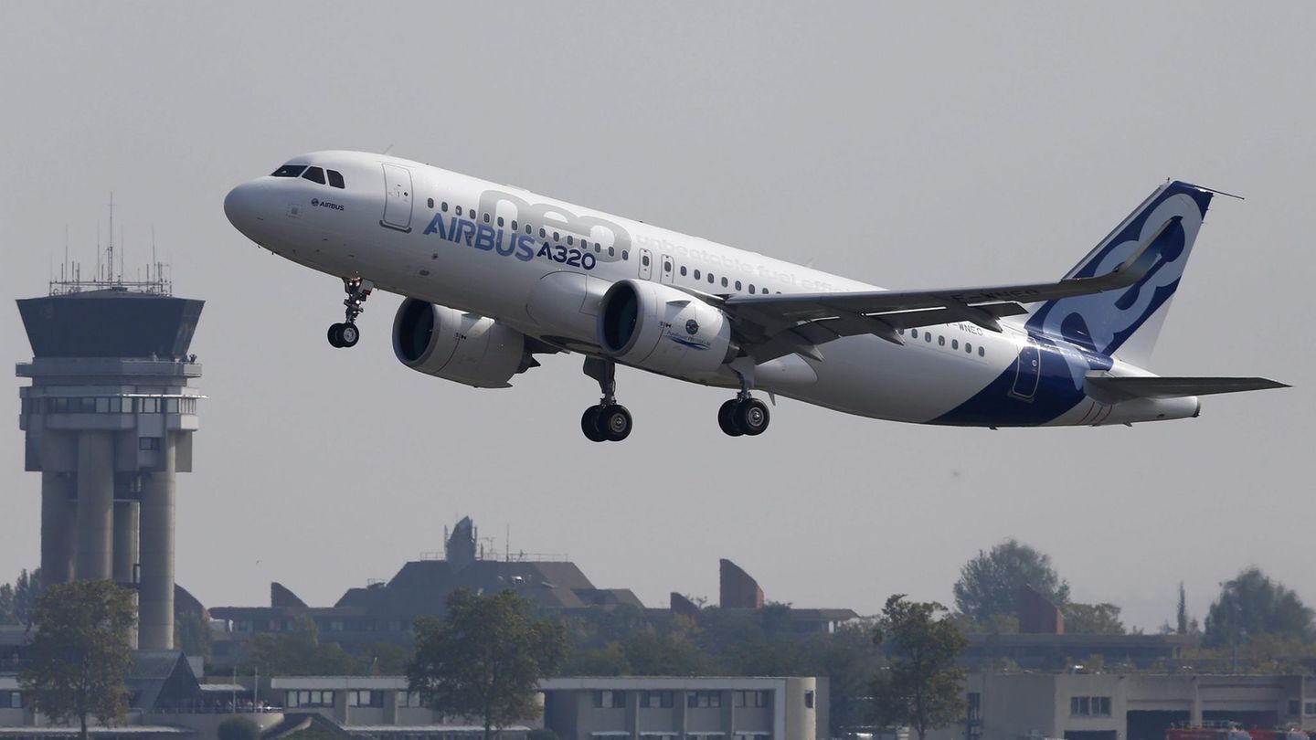 Ein Flugzeug des Herstellers Airbus vom Typ A320neo startet vom Flughafen Toulouse-Blagnac in Frankreich