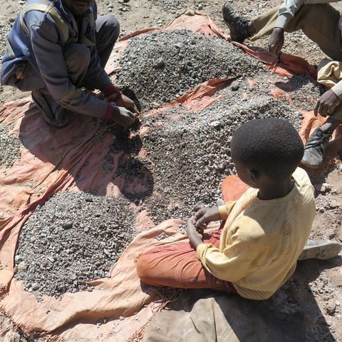 Report by Amnesty International: Children work in the cobalt mines in the Congo