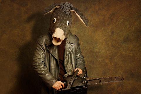 So wie diesen Herren mit der Kettensäge stellt man sich landläufig Psychopathen vor. Die Realität ist aber viel profaner – auch der Musikgeschmack von gefühlskalten Menschen ist ziemlich normal.