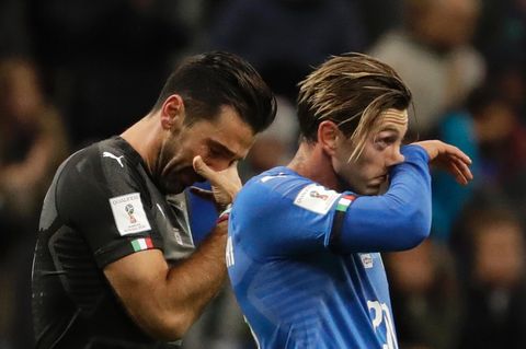 Traurige Verlierer: Italiens Torwart Gianluigi Buffon (l.) und sein Teamkollege Manolo Gabbiadini nach dem Playoff-Rückspiel gegen Schweden