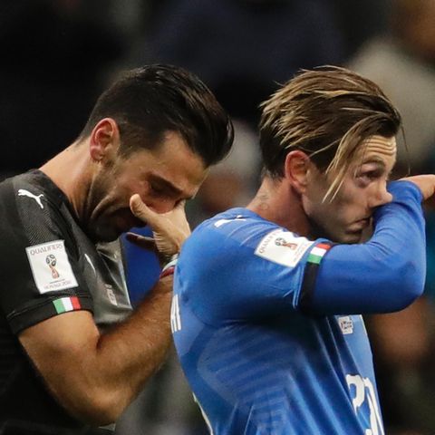 Traurige Verlierer: Italiens Torwart Gianluigi Buffon (l.) und sein Teamkollege Manolo Gabbiadini nach dem Playoff-Rückspiel gegen Schweden