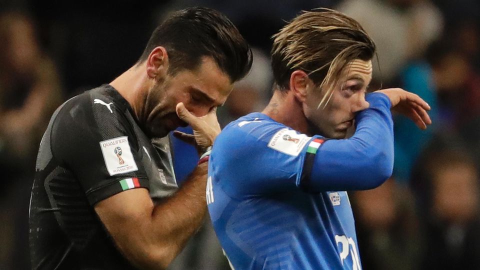 Traurige Verlierer: Italiens Torwart Gianluigi Buffon (l.) und sein Teamkollege Manolo Gabbiadini nach dem Playoff-Rückspiel gegen Schweden