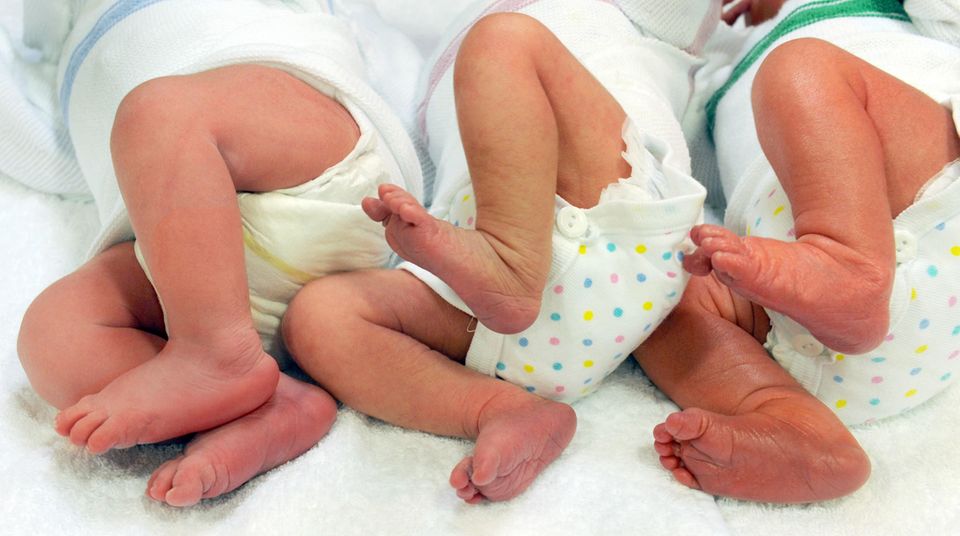 Babyboom in Deutschland: Beine dreier Neugeborener