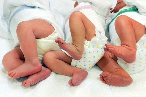 Babyboom in Deutschland: Beine dreier Neugeborener