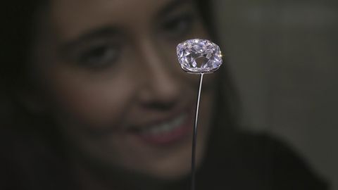 Eine Mitarbeiterin des Auktionshaus Christie's posiert mit dem Diamanten "Grand Mazarin"