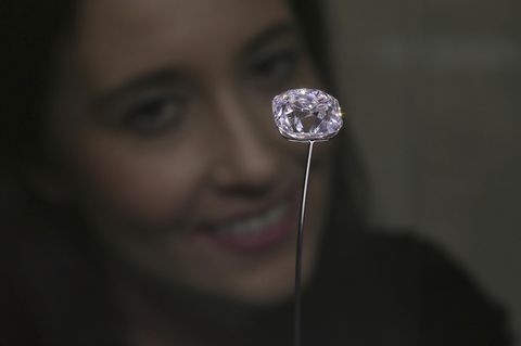 Eine Mitarbeiterin des Auktionshaus Christie's posiert mit dem Diamanten "Grand Mazarin"